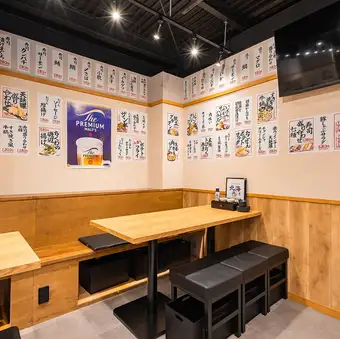 我们的餐桌座位非常适合各种场合，从与家人朋友共进晚餐到下班后小酌一杯！