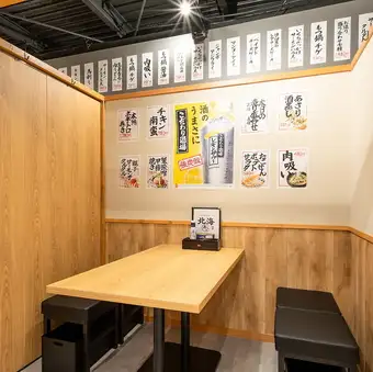 我们的三人包间非常适合小型团体用餐或休闲聚会。您可以在舒适的环境中享受交谈和用餐，无需担心周围环境！