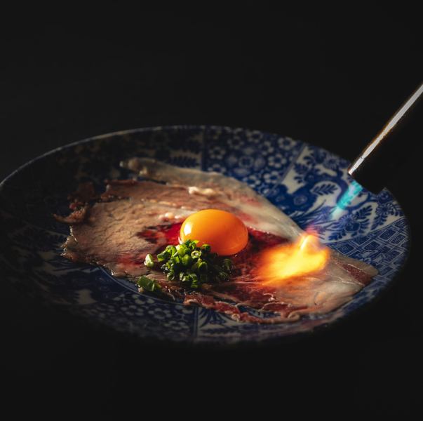 【食べ方のこだわり】名物至福の炙りユッケ/口の中に入れた瞬間広がる和牛の旨味・甘味と弾ける卵黄