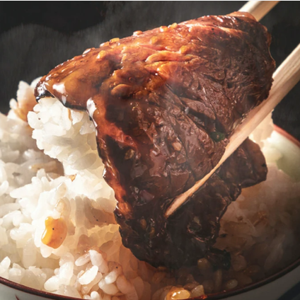 萬名物『至福の炙りユッケ』や『炙りホルモン』は必食の逸品。