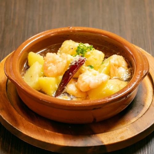 プリプリ海老とジャガイモの熱々アヒージョ