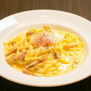 温泉玉子添えパンチェッタカルボナーラ
