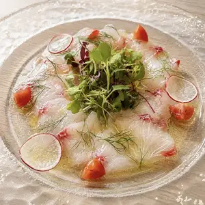 海鲷薄片配酸橘醋汁