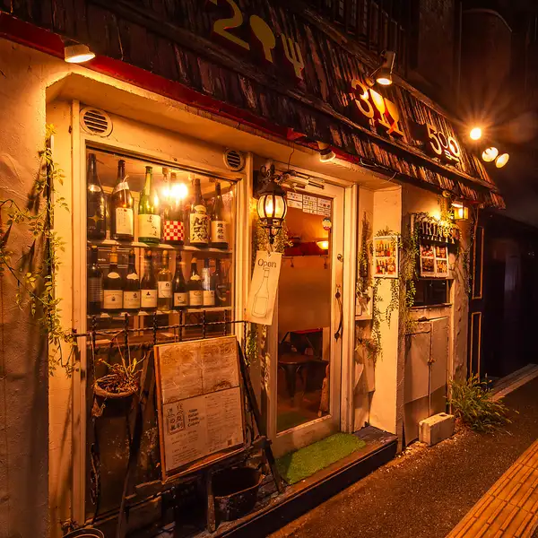 【高宮通りに面したお店です◎】高宮通りに面した「亜利の巣」は、平尾駅から徒歩5分。アジアやイタリアンをはじめ、多彩な料理とお酒を囲み、人と人が自然につながる場所にしたいという想いから名付けました。国籍やジャンルを超えて笑顔が集う、まるで“巣”のような温かな空間へ、ぜひお気軽にお越しください。