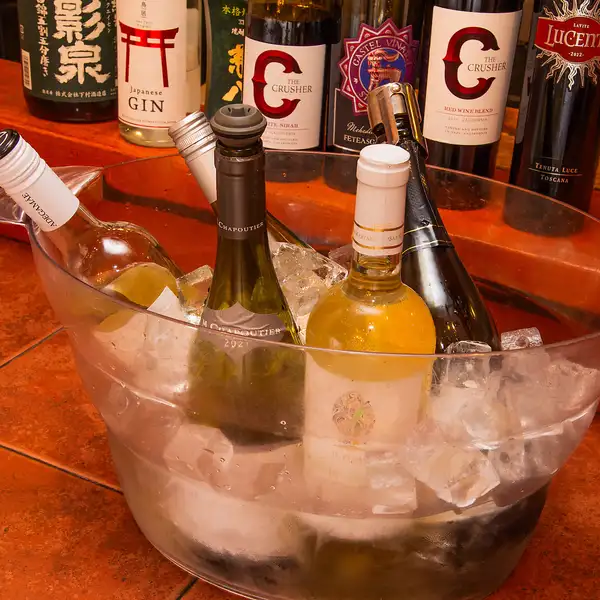 厳選10種のワインが飲み放題！特別な一杯との出会いを◎
