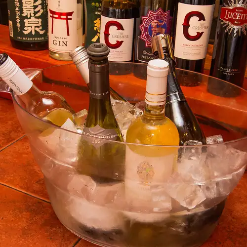 厳選10種のワインが飲み放題！特別な一杯との出会いを◎