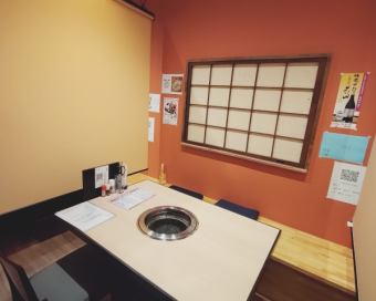 我们有很多下沉式座位区，您可以舒适地放松身心！