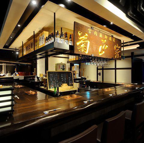 【酒蔵をイメージしたお洒落な店内】菊正宗酒造の酒を嗜む銘酒カウンターには、直接設置されたお燗器があり、錫に入れたお酒をお好みの温度帯でお楽しみください。日本酒が好きな方、興味がある方、どなたでもご利用いただけます！