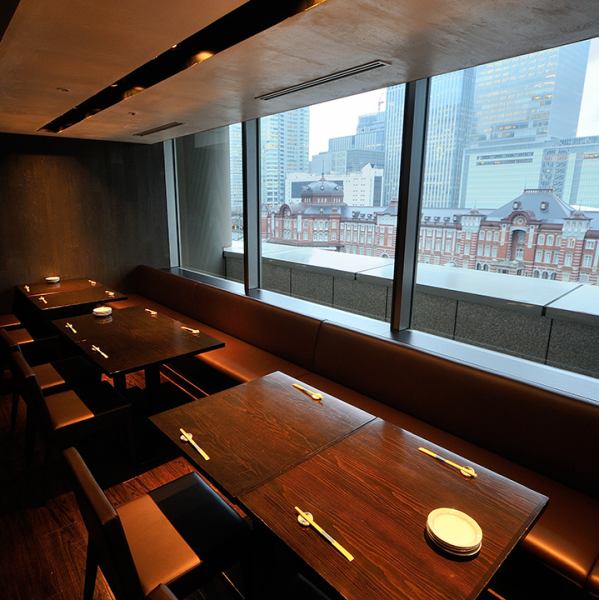 【東京駅駅舎が眺める窓側席】東京駅駅舎に面したステーションビューの窓側席です♪2名様から最大2４名様までご利用頂ける一段上がった特別スペース。デートにもぴったりのお席となっております。