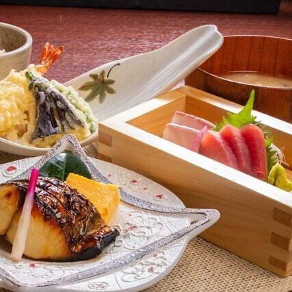 瀬戸内鳴門港直送の鮮魚や四季折々の素材を活かした本格和食を。