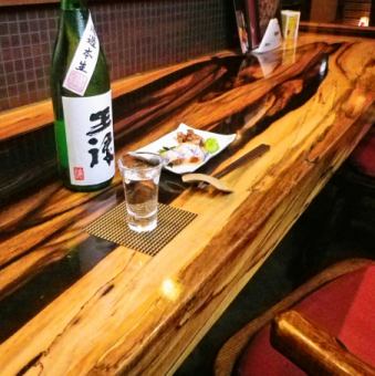 木のぬくもりが感じられるカウンター