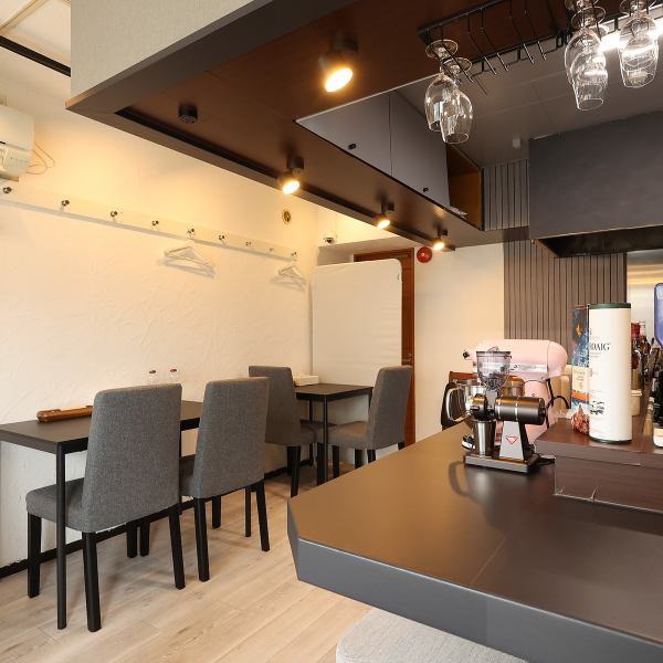【心安らぐカフェタイムで特別なひとときを♪】14:00～16:00のカフェタイムは、日常の中でふと立ち止まりたくなるような、静かで優しいひと時をお届けします。かき氷やパフェ、フラペチーノなどの甘味をご用意しており、ホッと一息つける雰囲気の中でお過ごしいただけます。フラペチーノはテイクアウトも可能です◎