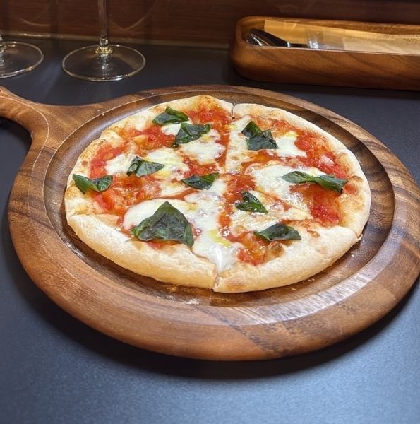 イタリア産小麦を生地から伸ばし、都度焼き上げてます！本格的【ナポリ風ピッツァ】をお楽しみください♪