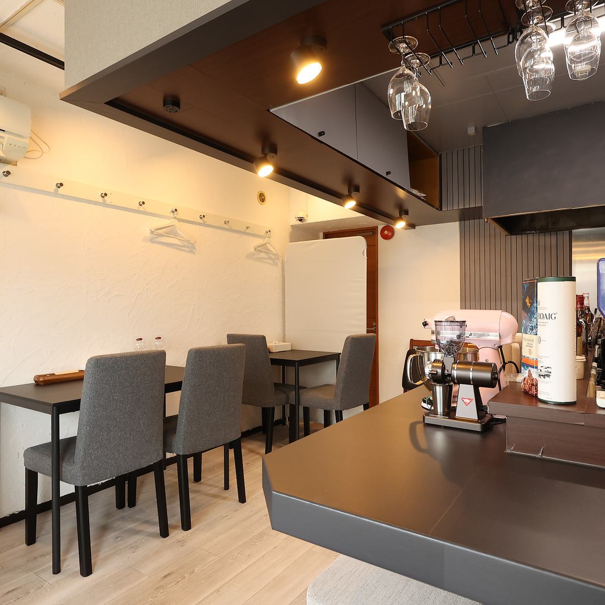 カフェタイムは甘味を、ディナーはバール営業をしてます！