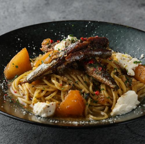 鰯パスタ 国産桃のコンポート イワシコンフィオイルソース