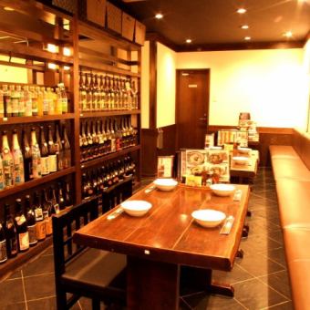 ゆったり寛げるテーブル席は飲み会にどうぞ