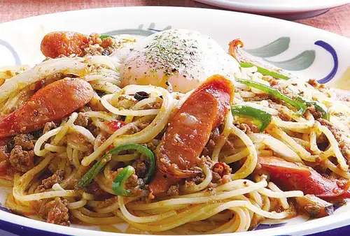粗挽きソーセージと温泉卵のボロネーゼ
