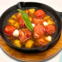 トマトのカプレーゼ風アヒージョ
