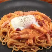 温泉卵を乗せたチリトマトカルボナーラ
