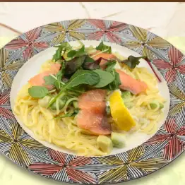 スモークサーモンとアボカドのクリームソース
