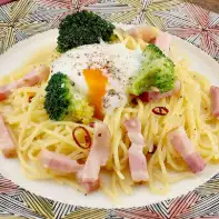 厚切りベーコンとブロッコリーの温玉ペペロンチーノ