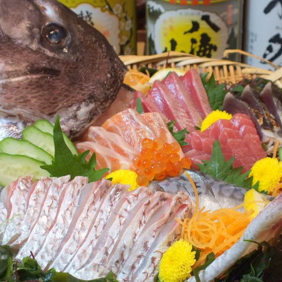 九州直送の鳥肉刺しや、美味しい海鮮に舌鼓♪お酒も豊富に取り揃えております！