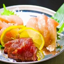 Assortment of 3 types of chicken fillet, breast, and horse sashimi