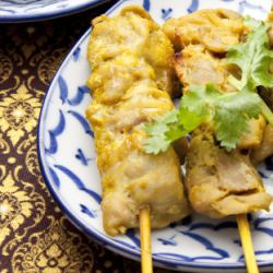 Peanut sauce is the decisive factor! 2 skewers of grilled chicken "Gai satay"