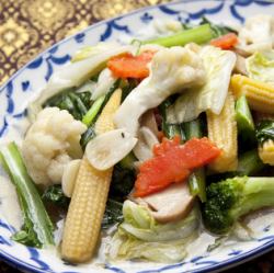 Stir-fried colorful vegetables with oyster sauce