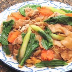 Thai Soy Sauce Flavored Thick Noodle Baked Rice Noodles “Senyai Pad Siyu”