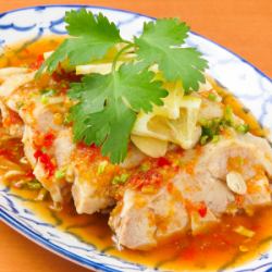 Steamed chicken with lemon sauce ``Gai Nung Manao''