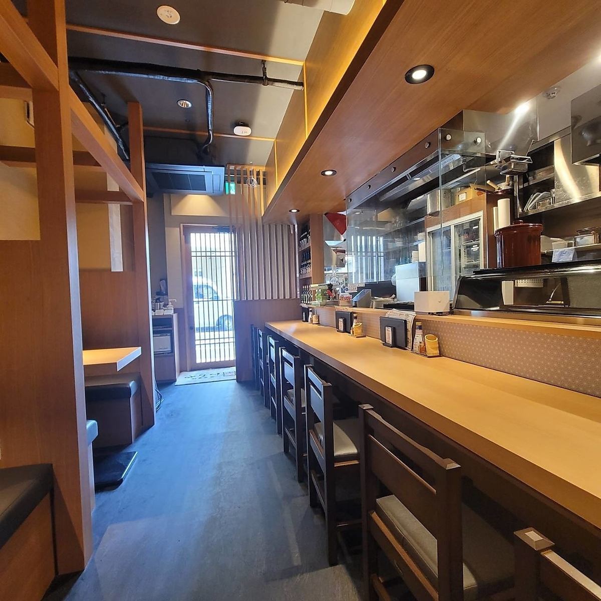 肩を並べて語り合うカウンター席！絶品串と美酒で縮まる距離