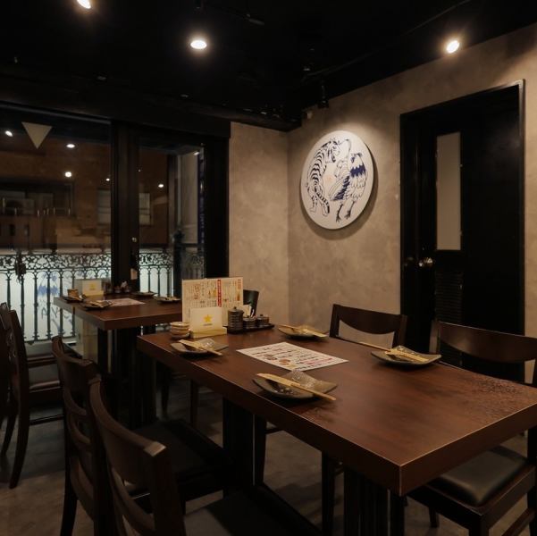 【デートやサクのみに♪】職人の技が見えるライブ感満載のカウンター!テーブル席多数♪落ち着いた空間で絶品の鶏料理をお楽しみください。【高槻/高槻市/心斎橋/昼飲み/焼き鳥/串/肉/釜めし/居酒屋/ランチ/女子会/飲み放題/誕生日/記念日/個室/鍋/接待/忘年会/新年会/宴会】