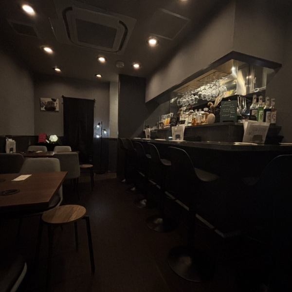 落ち着いたグレーと黒を基調に木目調をアクセントにした空間は、シンプルながらも温かみを感じさせる雰囲気。気取りすぎずカジュアルすぎないバランスで、デートや女子会はもちろん、肩ひじ張らない集まりにもぴったりです。暗めの照明が大人のひとときを演出してくれます。