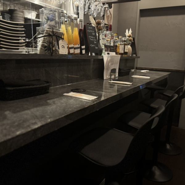 ライブ感あふれるオープンキッチンに面したカウンター席は、料理の音や香りを間近で感じられる特等席。大理石調のカウンターは写真映えも良く、デートやおひとり様での利用に人気です。シェフやスタッフとの会話も楽しめ、料理と空間の一体感を堪能できます。