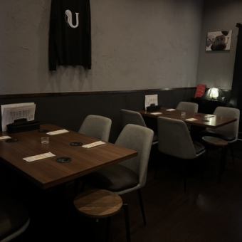 テーブル席は柔らかな照明が包み込み、自然体で食事を楽しめる雰囲気。会話が弾みやすい空間づくりがされており、仕事帰りの食事や週末の友人との集まりにも最適。