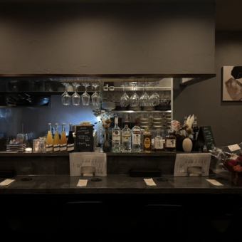 大理石調のカウンターが印象的なカウンター席は、写真映えも抜群。オープンキッチンを目の前に、調理の様子や香りを楽しめるライブ感が魅力です。