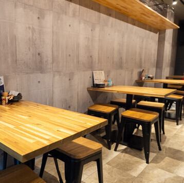 【洗練されたシンプルな空間】壁はあえてコンクリート打ちっぱなしで、シンプルな雰囲気に。落ち着いた空間で楽しむ焼き鳥とお酒は、美味しさ倍増です!会社宴会や女子会など、幅広いシーンでご利用いただけます。