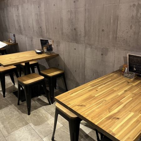 当店では、4名様がけのテーブル席を4卓ご用意しております。ご友人やご家族との集まりに柔軟に対応いたしますので、何かご希望があればお気軽にお声掛けください。※テーブルの移動ができかねてしまい、6名様以上のご予約は前後のテーブル2つでのご案内となりますので了承ください。