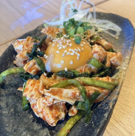 クセになる【鶏胸肉の激辛にら卵和え】