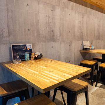 家族や友人と楽しめるテーブル席を完備しております!