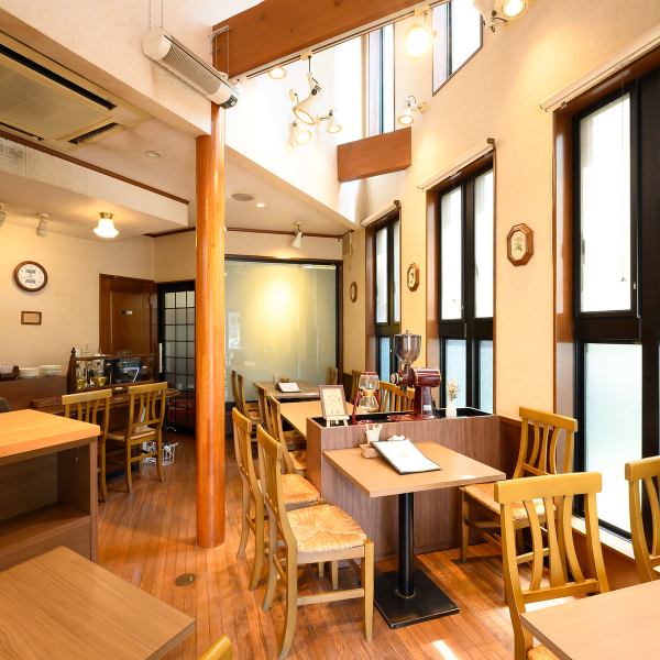 大きな窓と吹き抜けの開放感のある店内はなんだか懐かしい時間が流れる空間♪ホッとした温かい気持ちになって頂けたら嬉しいです。観光のスタートにも◎テーブル席は繋げて最大14名様までOKです♪お祝いに最適なサプライズホットケーキ（２日前までの要予約）もご用意しておりますのでぜひお祝いの際はご利用ください♪