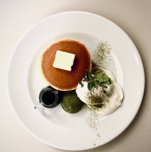 抹茶あんほっとけーき（抹茶餡・抹茶アイス・生クリーム・バター・蜜付き）