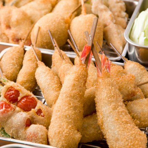 伝統の串かつが楽しめる