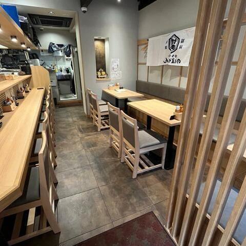 古民家を改装したような、温かみを感じるお洒落な空間が広がる当店。木を基調とした明るい店内には、カウンター9席とテーブル12席をご用意しております。貸切もご利用いただけますので、お気軽にお問い合わせください。