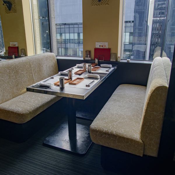 A stylish interior.There is a table seat in the back where you can sit comfortably.You can relax in the semi-private room without worrying about your surroundings.