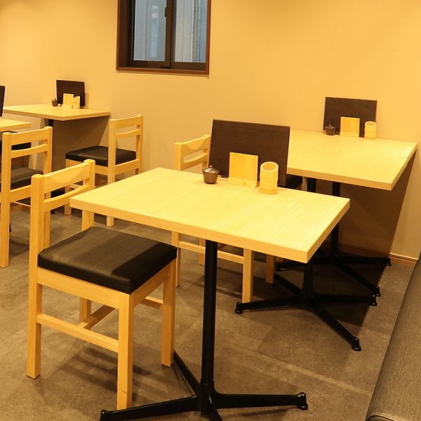 当店の2階には、2名様掛けのテーブル席を10席ご用意しております！木目調を基調とした落ち着いた雰囲気の店内は、会社仲間やご友人との宴会に最適◎厳選した地鶏の焼き鳥をはじめ、様々な串料理や種類豊富なお酒を取り揃えて、皆様のご来店をお待ちしております！各種宴会に是非ご利用ください！