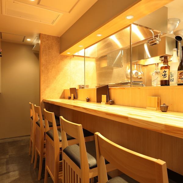 当店は1階に5席のカウンター席を完備しております◎お気軽にご利用いただけるカウンター席は、お一人様でのお食事やサク飲みにぴったりです！美味しい料理と種類豊富なお酒をお楽しみいただけます！カウンター席ならではのゆったりとした雰囲気の中、心温まるひとときをお過ごしください♪