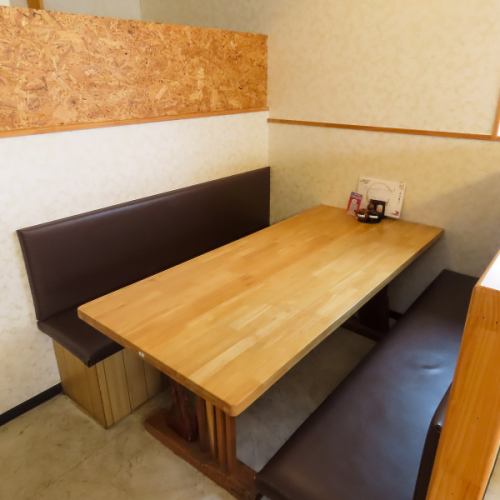 <p>店内は、木目調の落ち着いたインテリアが配された清潔感あふれる和モダンな空間です◎足元を楽にして過ごせる広々とした座敷席が完備されており、どこか懐かしく温かい雰囲気が漂っています♪お一人様でも気兼ねなく利用できるテーブル席もあり、どんなシーンにも優しく寄り添ってくれる心地よい空間づくりが魅力です◎</p>