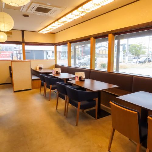 <p>「家族みんなで美味しい鰻を」という想いから、お子様連れのお客様への配慮が行き届いています◎お子様用の椅子が用意されており、小さなお子様がいても安心してゆっくりとお食事が楽しめます♪ベビーカーでの入店も可能で、広めの店内設計はパパやママにとっても嬉しいポイントです!</p>